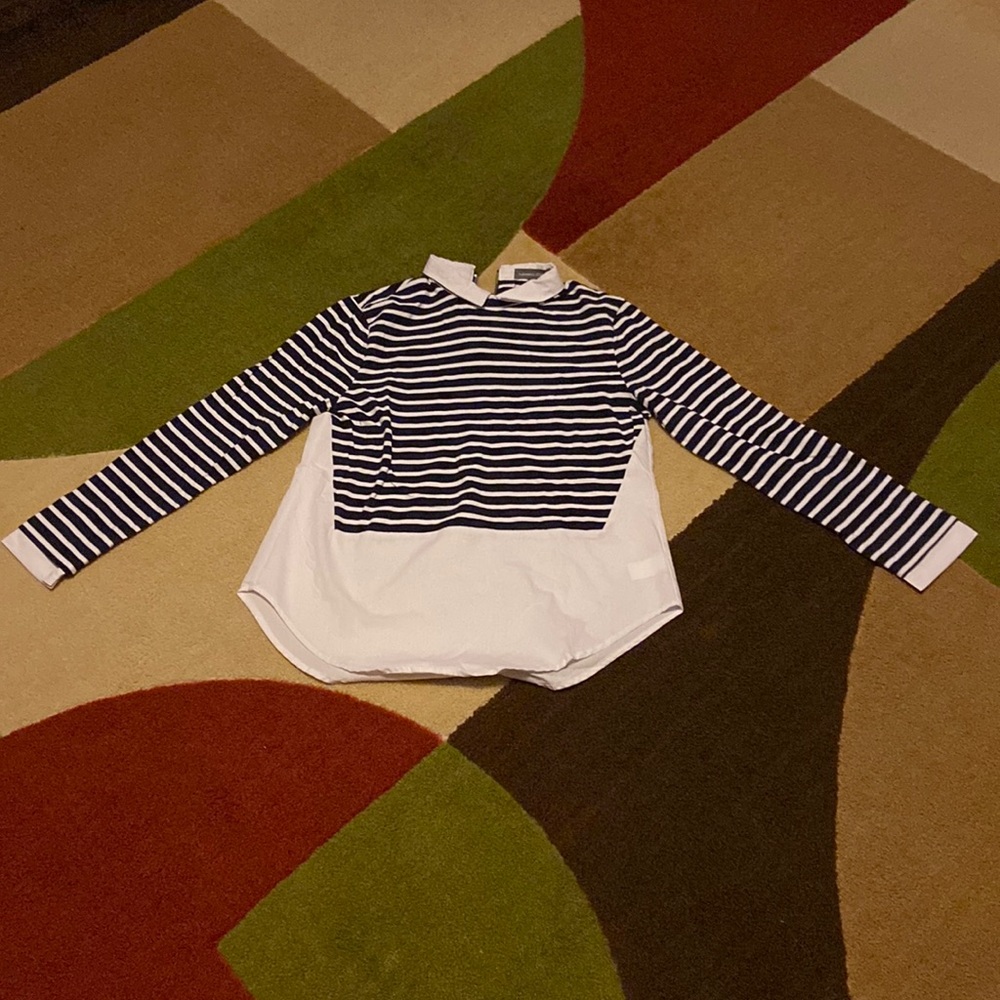 Lightweight sweater/shirt size M.